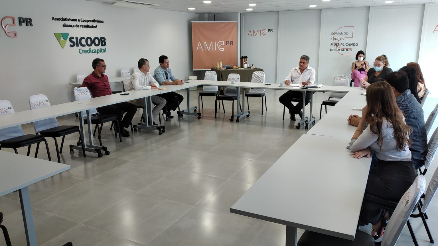 Café da manhã reúne diretores da OAB Cascavel e da Amic